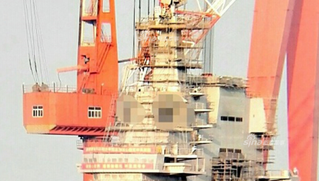 脚手架少了许多！002型国产航母建造现场下雪了