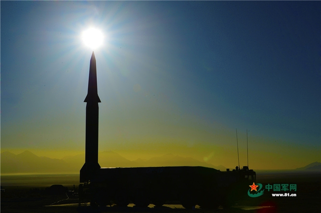 火箭军8枚东风-15b威慑对岸