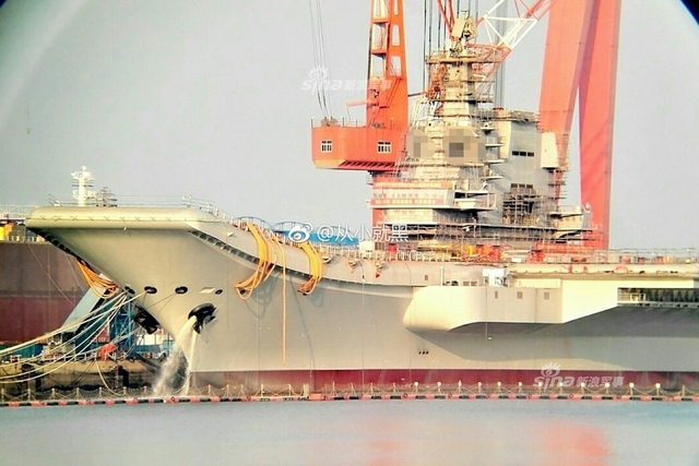 脚手架少了许多！002型国产航母建造现场下雪了