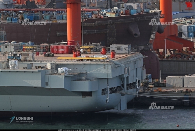 脚手架少了许多！002型国产航母建造现场下雪了