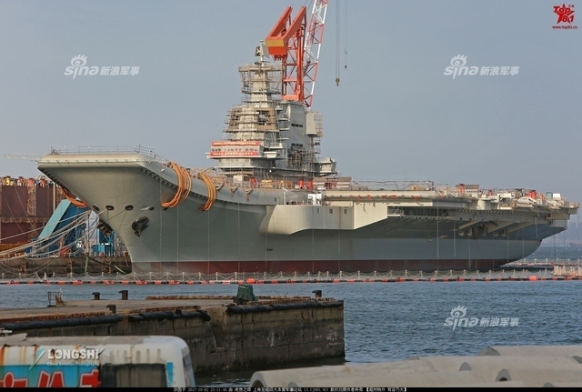 脚手架少了许多！002型国产航母建造现场下雪了
