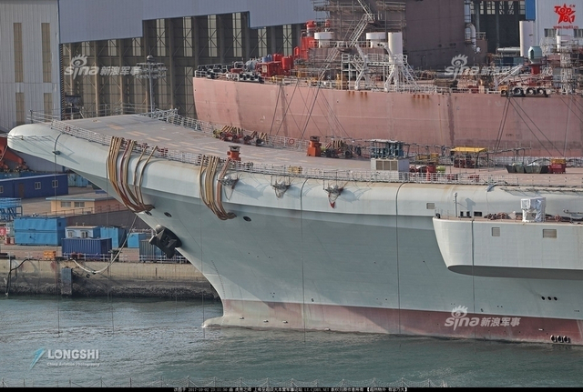 脚手架少了许多！002型国产航母建造现场下雪了