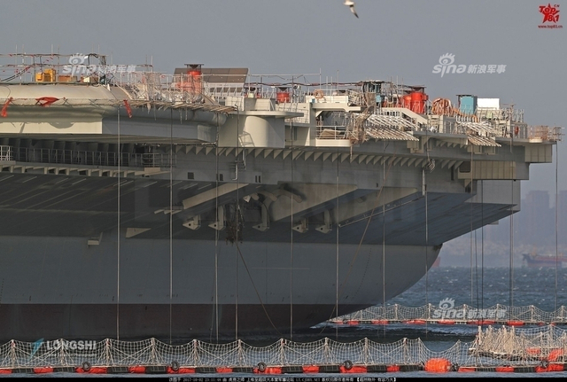 脚手架少了许多！002型国产航母建造现场下雪了