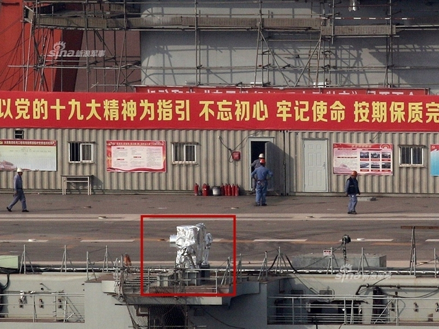 脚手架少了许多！002型国产航母建造现场下雪了