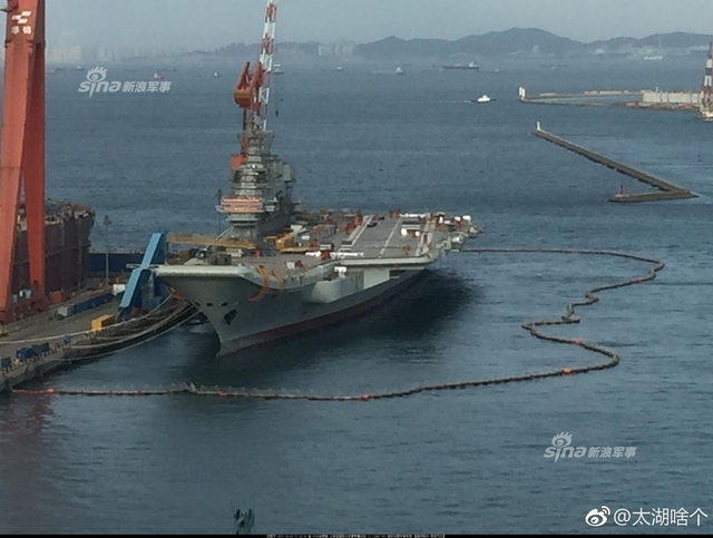 脚手架少了许多！002型国产航母建造现场下雪了