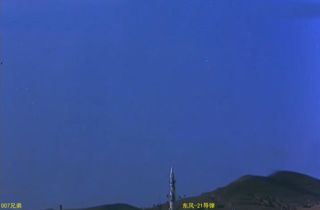 竟然能这么动！解放军东风21导弹弹筒可以旋转