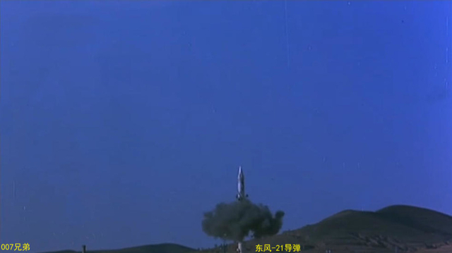 竟然能这么动！解放军东风21导弹弹筒可以旋转