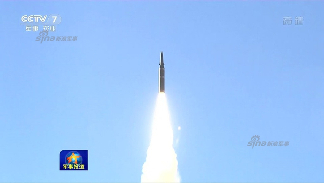 竟然能这么动！解放军东风21导弹弹筒可以旋转