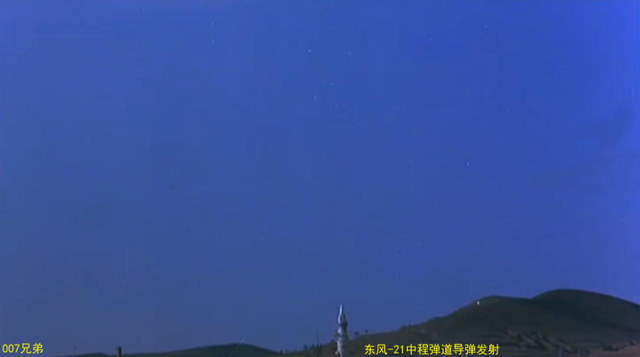 竟然能这么动！解放军东风21导弹弹筒可以旋转