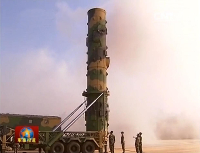 竟然能这么动！解放军东风21导弹弹筒可以旋转