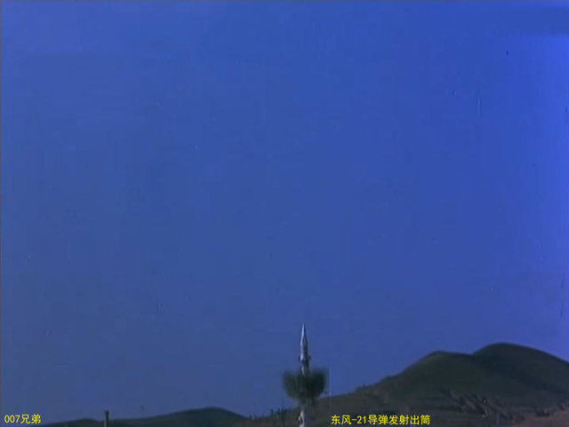 竟然能这么动！解放军东风21导弹弹筒可以旋转