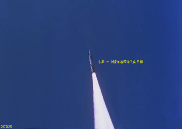 竟然能这么动！解放军东风21导弹弹筒可以旋转
