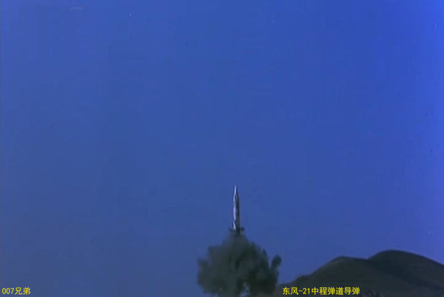 竟然能这么动！解放军东风21导弹弹筒可以旋转