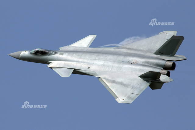 解放军歼20五机编队再现身!划破天际震撼人心