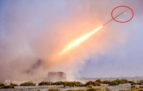解放军火箭炮发射的新型火箭弹弹头特征明显。