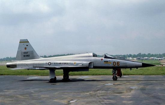 图为美国空军的F-5E战斗机。读者可自行和上图比较差异。