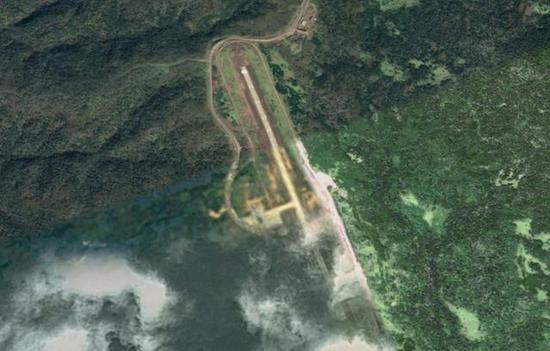 ▲国后岛上的机场（小编也不知道下半截为什么那么模糊）