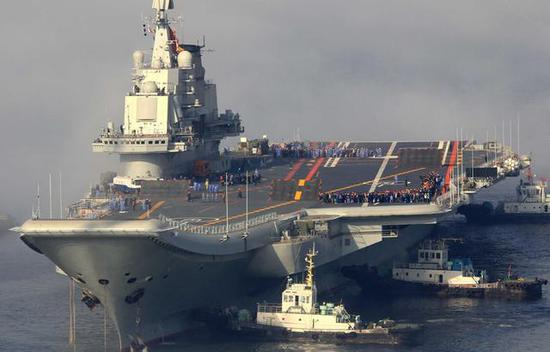 图为劫后余生，得以再度焕发青春的“辽宁”号航母。