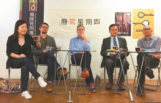 斯塔摩（中）在台湾开设死刑课程（图片来源：台湾《联合报》）