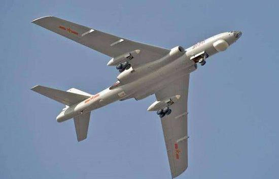 轰-6G是在轰-6D基础上改装而来，注意翼下有4个挂架