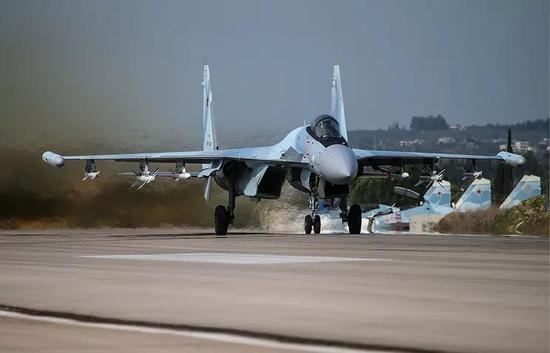 △首批前往叙利亚的苏-35S，携带了电子战吊舱和主动制导空空导弹