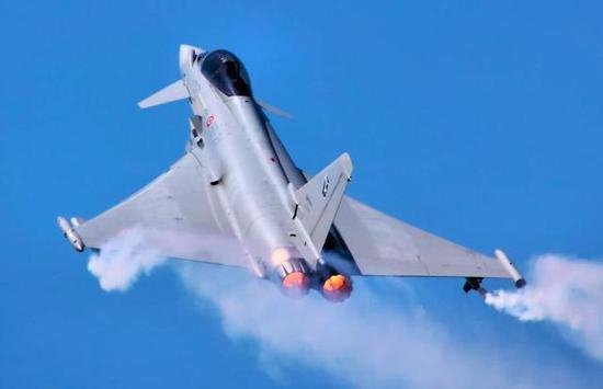 英德合作的台风战斗机就是个飙车狂，速度是最大追求