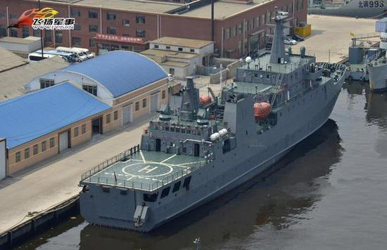 图片：尾部有直升机甲板，这是陆军首型能起降直升机的船艇