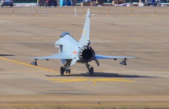 歼10B战斗机参照，特别展示中国推力矢量技术