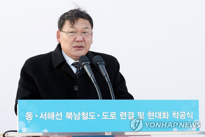 朝鲜铁道省副相金润革出席韩朝铁路公路对接项目开工仪式