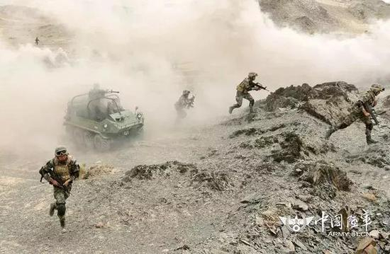 ▲解放军某空突旅的演习