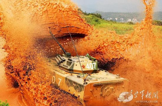 空降兵战车穿越水障。