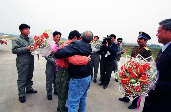 图片：宋文骢和雷强在首飞成功后紧紧拥抱