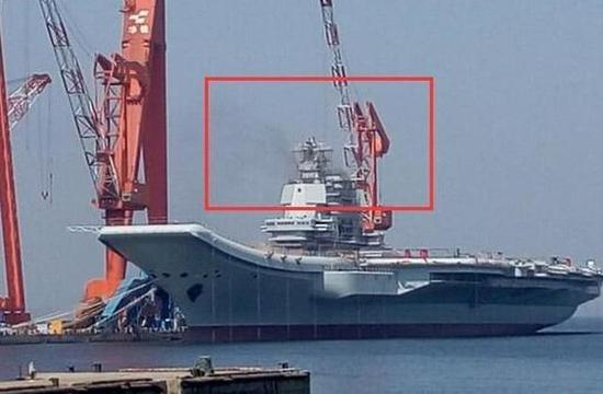 图片：两张照片对比相控阵雷达安装前后的状态。
