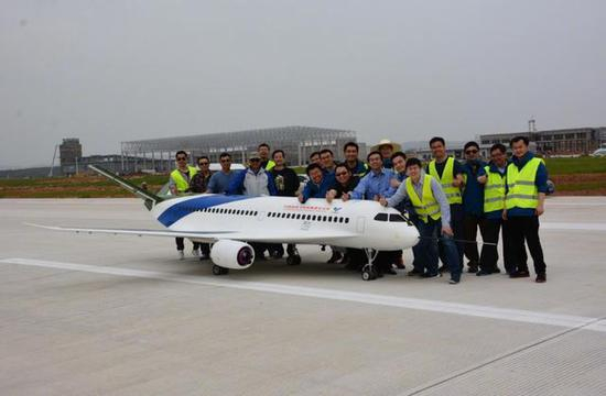 图为正在测试初步翼身融合布局的C919模型机。