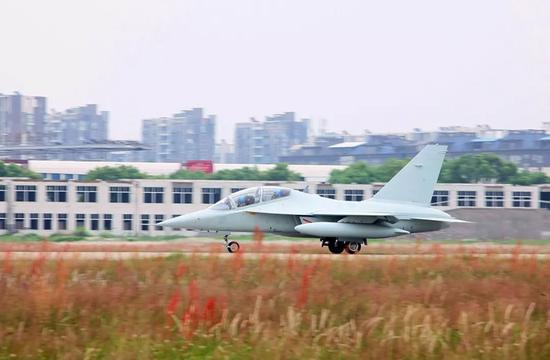 海军航空兵的训练体系则保持不变，仍分成三个阶段：