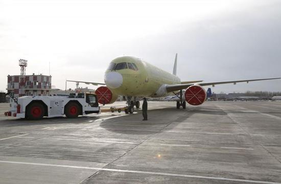 图为刚拖出厂房，发动机还装有红色保护套的MC-21-300原型机。