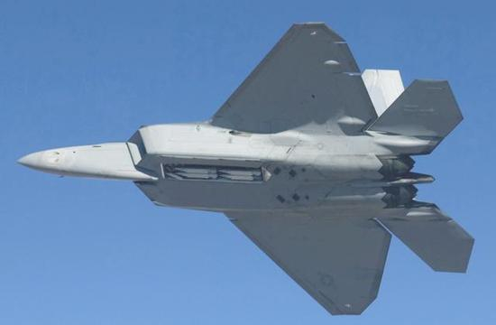 （F-22的弹舱最多可以一次性挂载8枚GBU-39小直径炸弹）