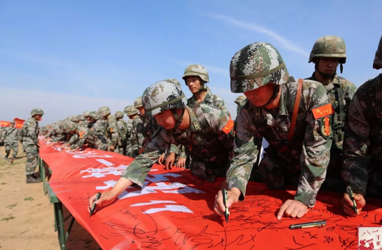 ▲全体参赛官兵宣誓签名