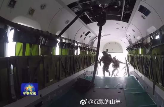 我军陆航直-8G直升机机舱内部画面。
