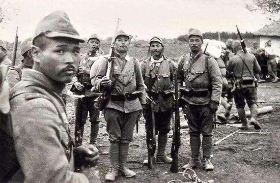 ▲拿着三八大盖的日本兵（图片来源：网络）