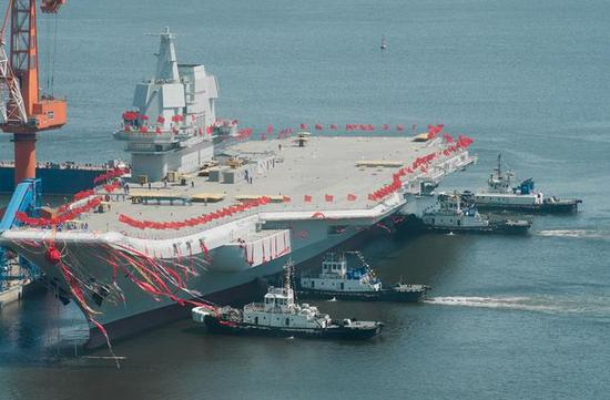 图为刚完成下水的中国首艘国产航母。