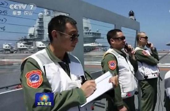 图为相关报道截图。防弹玻璃左上角可清晰看见207和208的字样。