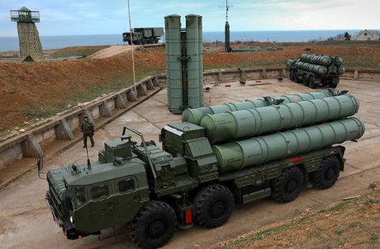 图为俄罗斯部署在克里米亚-塞瓦斯托波尔沿岸的S-300防空导弹系统。