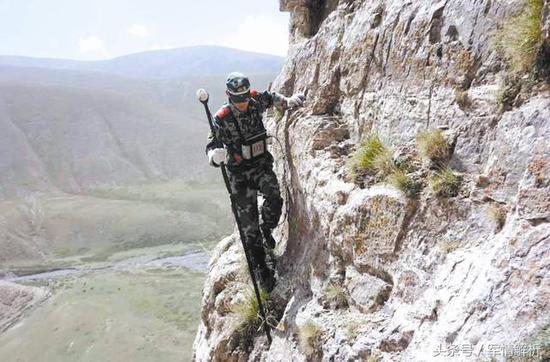 图为艰苦寻金的黄金部队官兵