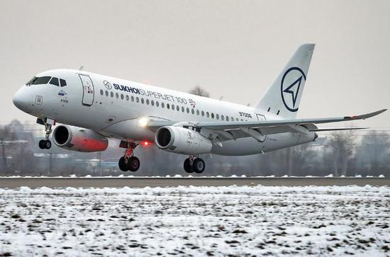 图为已经进入运营的SSJ-100支线客机。