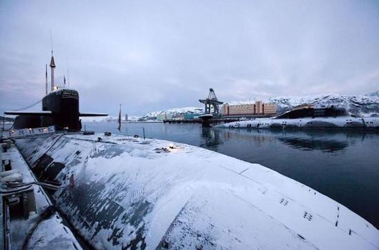 近处为旧式的667级