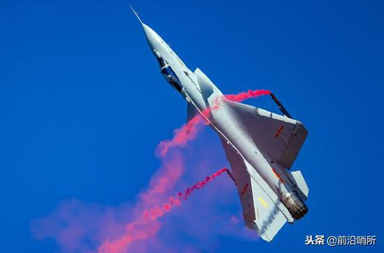 歼10B用矢量发动机大秀“眼镜蛇机动”