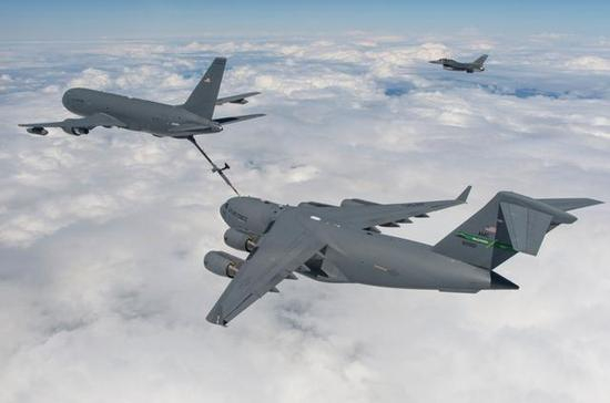 图为美国空军KC-46加油机和C-17运输机。