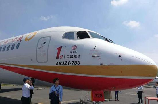 图为抵达南通机场的ARJ21-700，机头处的“工银租赁”和“328”编号字样清晰可见。