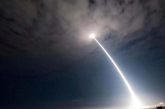 图注：2017年8月2日美国加利福尼亚州范登堡空军基地测试民兵III洲际弹道导弹